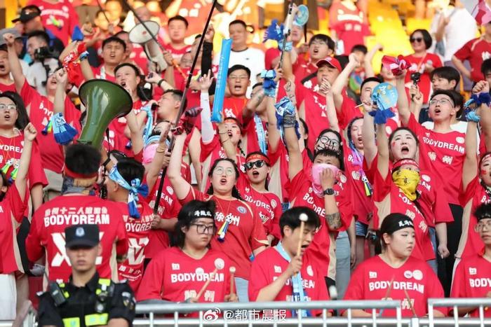 双方球队在激烈的角逐中寻求胜利 双方球队在激烈的角逐中寻求胜利