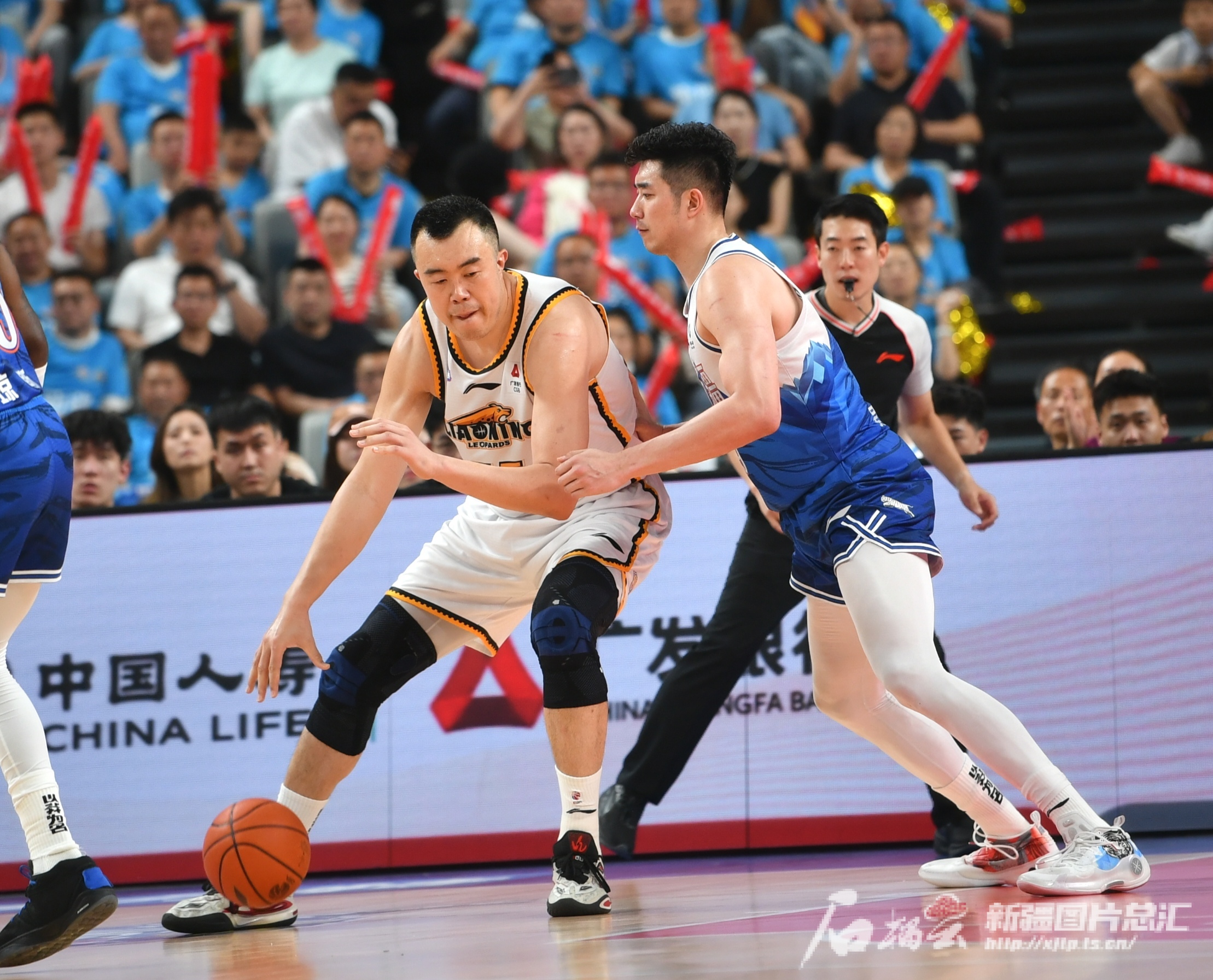 精彩瞬间不断涌现,CBA比赛吸引无数目光 精彩瞬间不断涌现,CBA比赛吸引无数目光