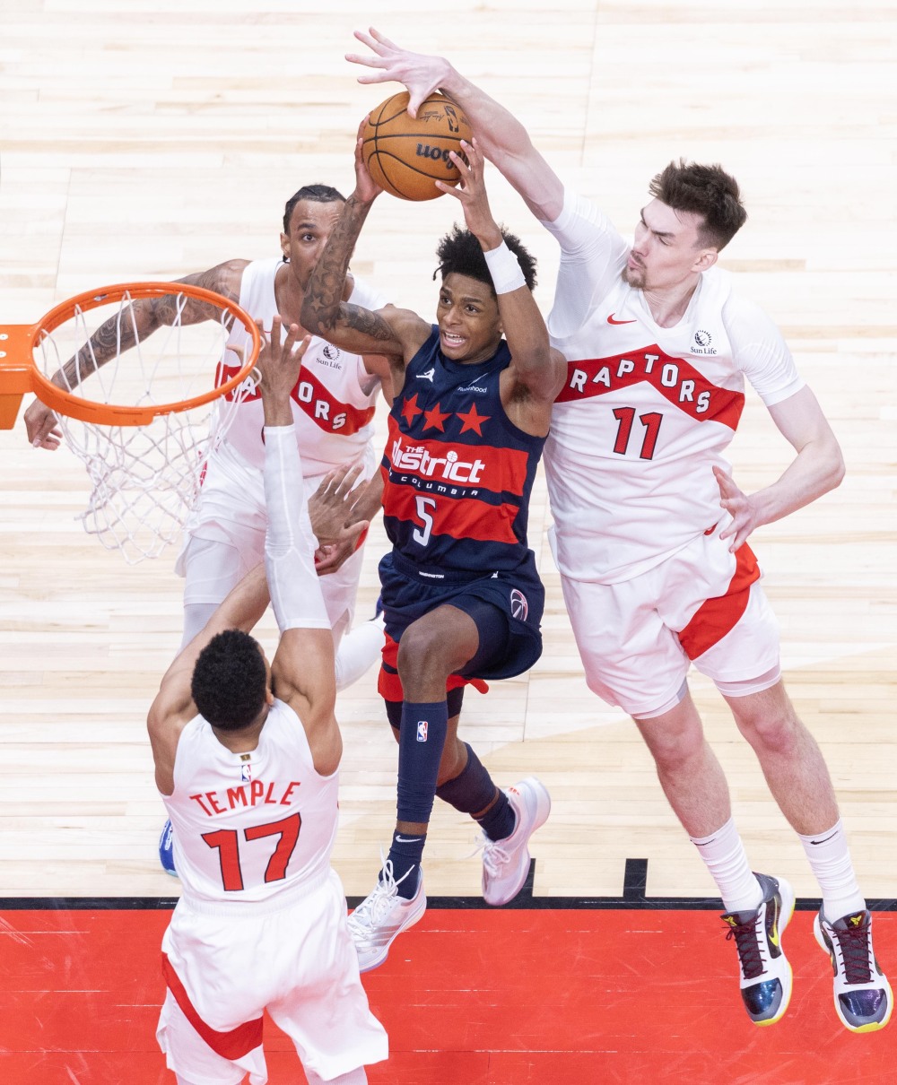 猛龙主场大胜篮网,实现五连胜 猛龙主场大胜篮网,实现五连胜