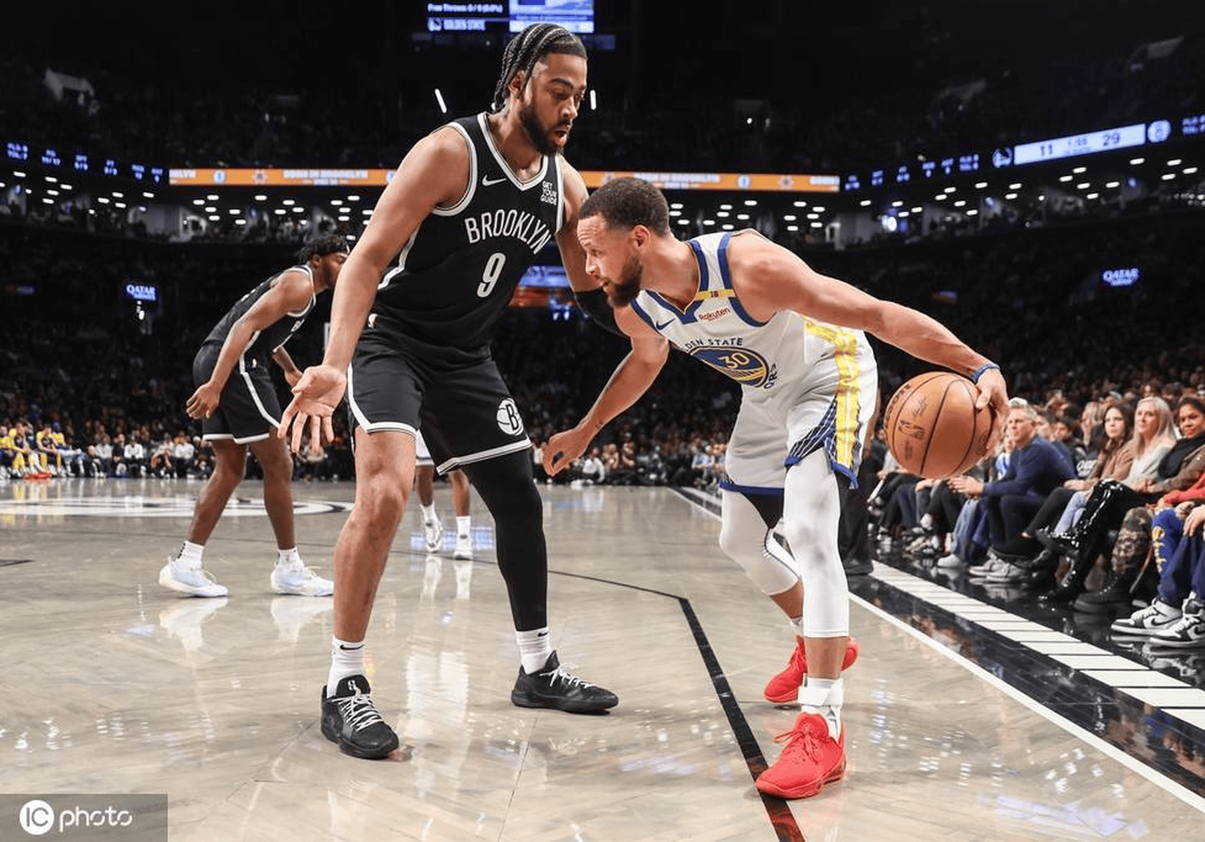 勇士客场擒篮网终结连败,库里砍30分 勇士客场擒篮网终结连败,库里砍30分