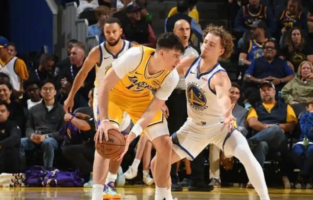 湖人主场不敌尼克斯,遭遇两连败 湖人主场不敌尼克斯,遭遇两连败