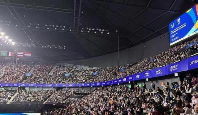 精彩比赛场面,观众尖叫声此起彼伏的简单介绍 精彩比赛场面,观众尖叫声此起彼伏的简单介绍