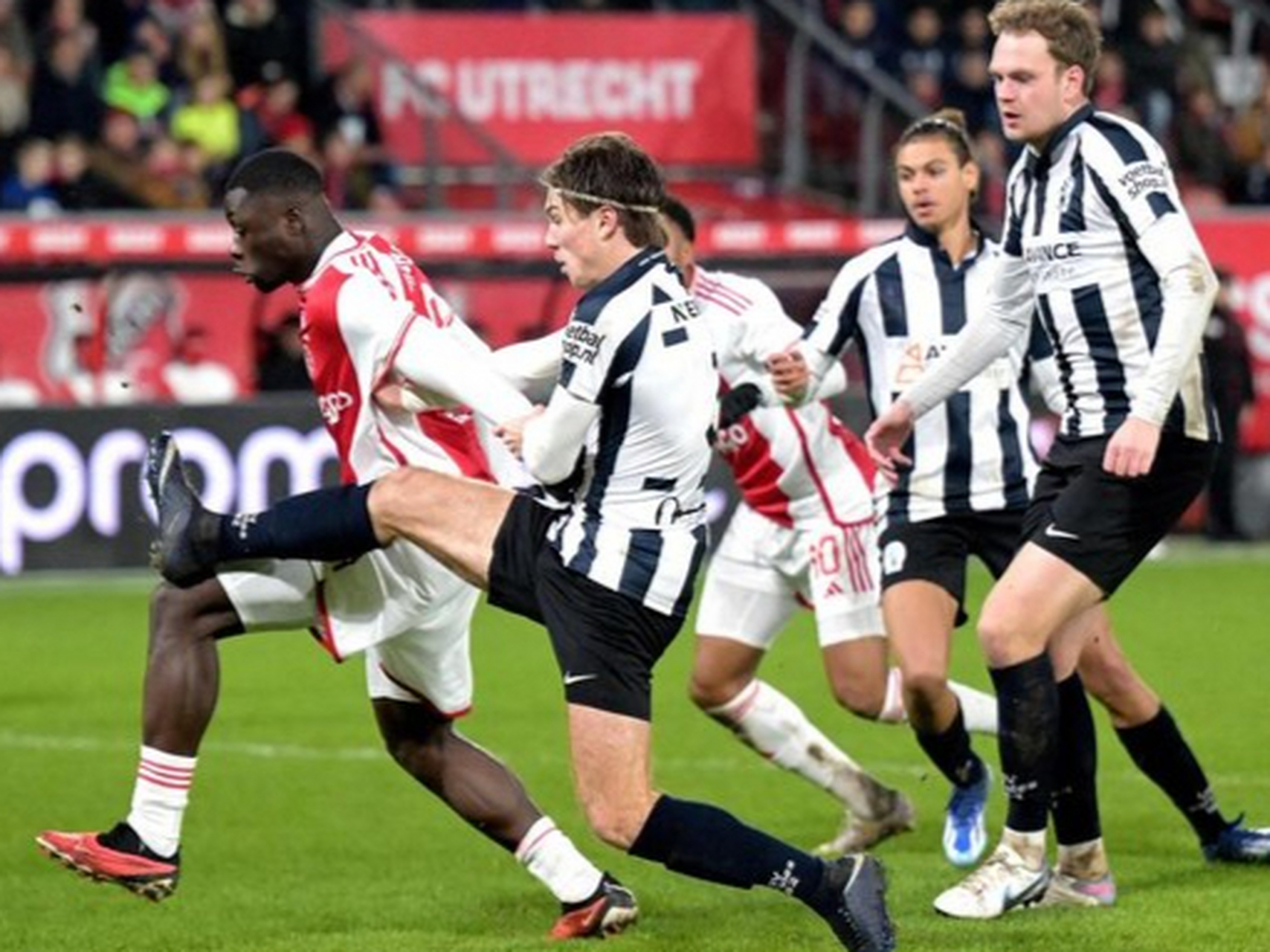 阿贾克斯队凭实力击败对手，晋级比赛八强