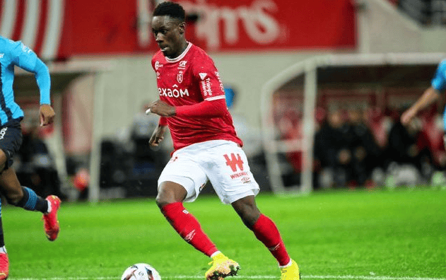 乐鱼体育官网app-亚眠队在比赛中力克对手，取得胜利