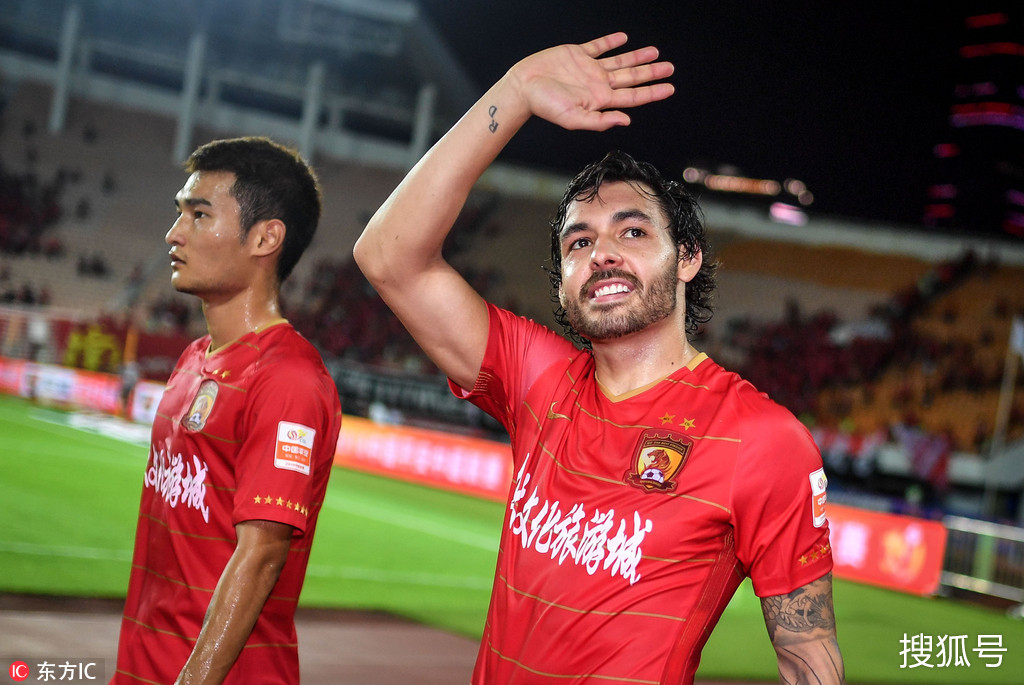 佛罗伦萨客场取胜,客队球迷放声欢呼 佛罗伦萨客场取胜,客队球迷放声欢呼